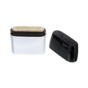 Curatator Corzi Chitara Fender Speed Slick