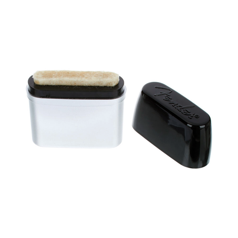 Curatator Corzi Chitara Fender Speed Slick