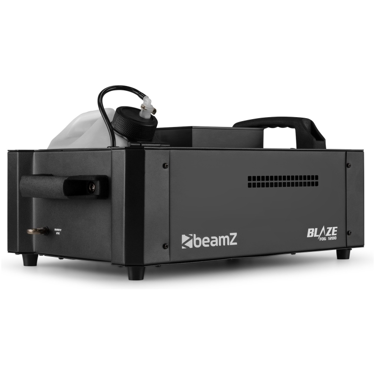 Sursă de lumină laser BeamZ Blaze Fog 1200 pe un fundal alb, utilizată pentru efecte de scenă, evenimente și producții artistice. Echipamentul include un rezervor de lichid și un panou de control pentru utilizare facilă.