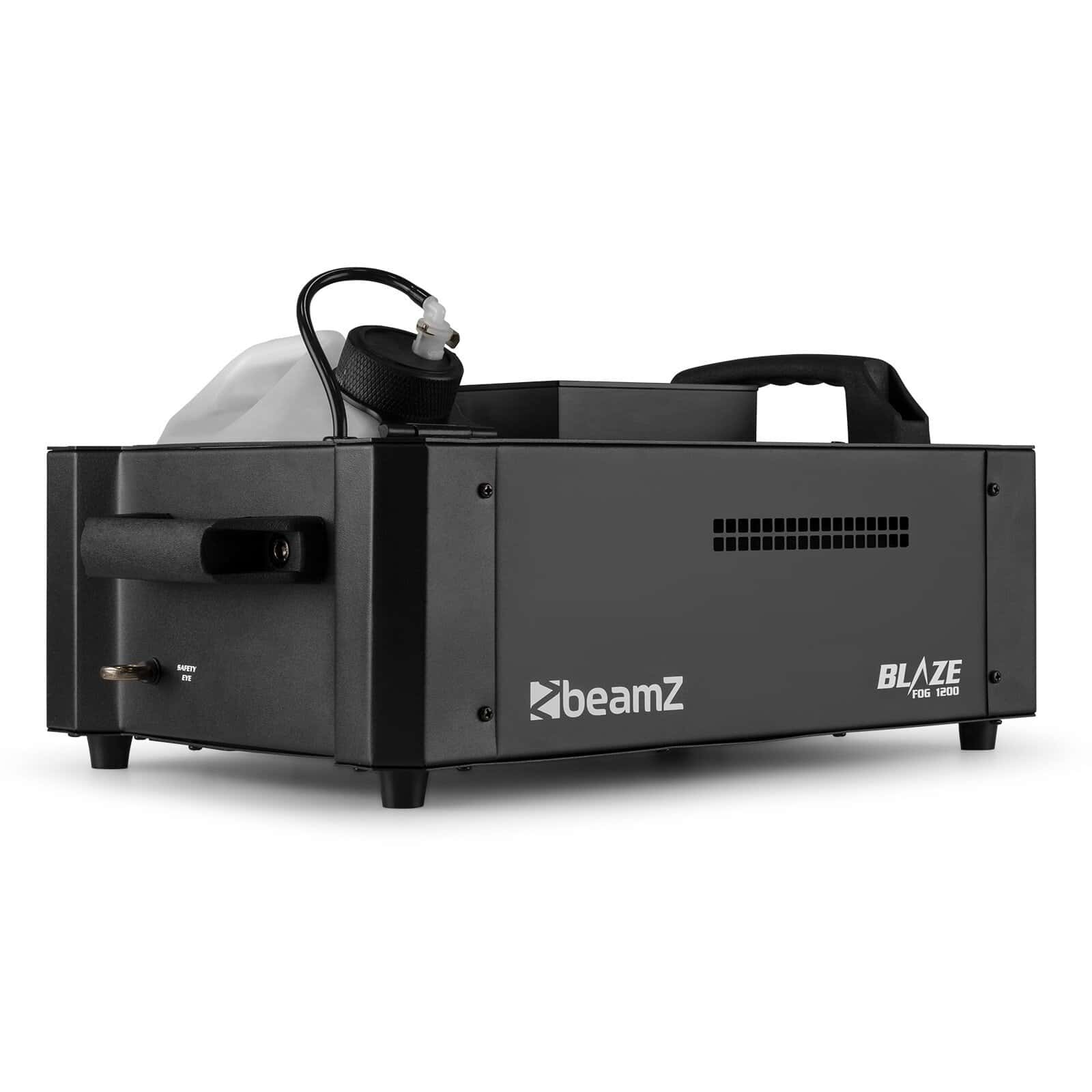 Sursă de lumină laser BeamZ Blaze Fog 1200 pe un fundal alb, utilizată pentru efecte de scenă, evenimente și producții artistice. Echipamentul include un rezervor de lichid și un panou de control pentru utilizare facilă.