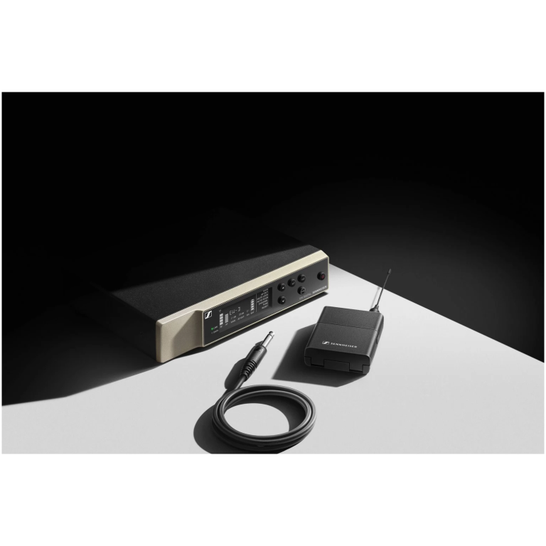 Interfață audio digitală Sennheiser cu cablu și adaptor, echipament profesional pentru înregistrare și transmitere audio de calitate superioară.